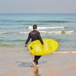 Aprender a hacer surf en el Art Surf Camp de Galicia