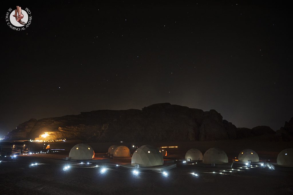 Dormir en el desierto de Jordania haima nocturna
