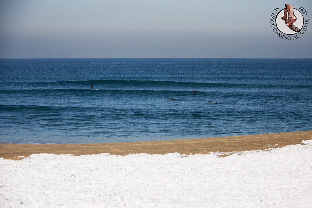 Surfistas mar arena nieve