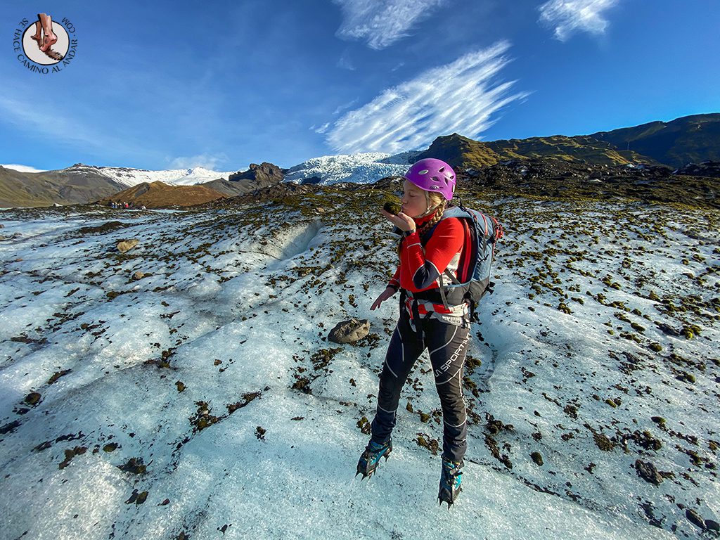 Trekking-glaciar-Falljokull-piedra-musgo-beso