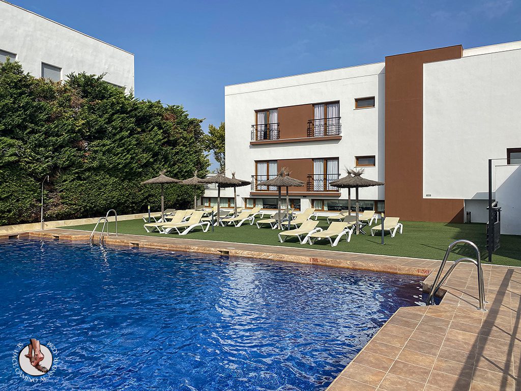 alojamiento en conil de la frontera hotel andalussia piscina hamacas
