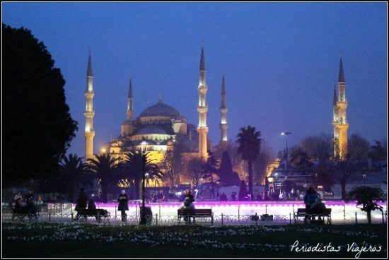 mezquita-azul-iluminada-de-noche