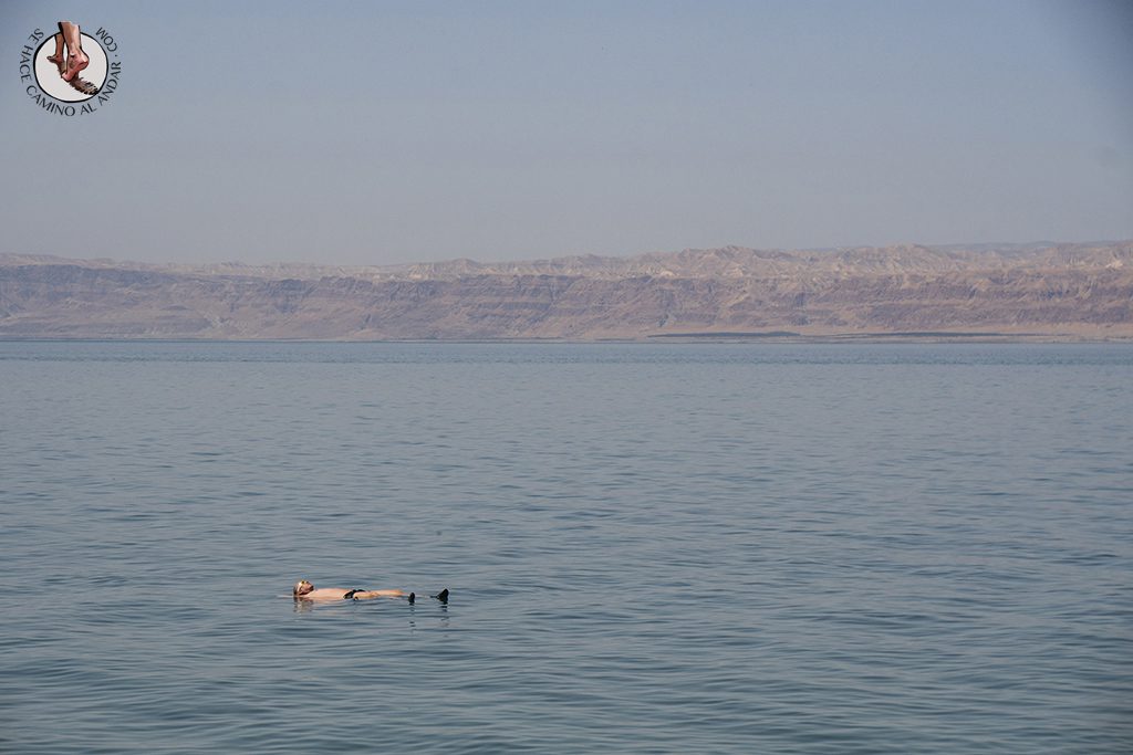 organizar viaje a jordania mar muerto flotando