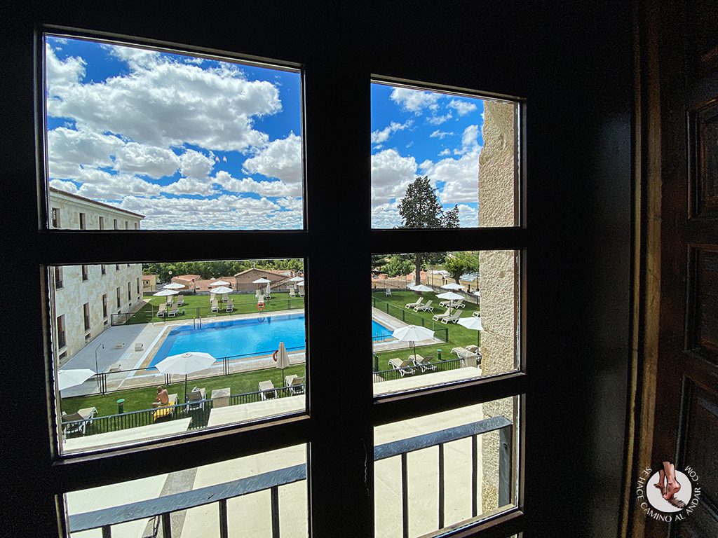 parador hotel piscina zamora ventana