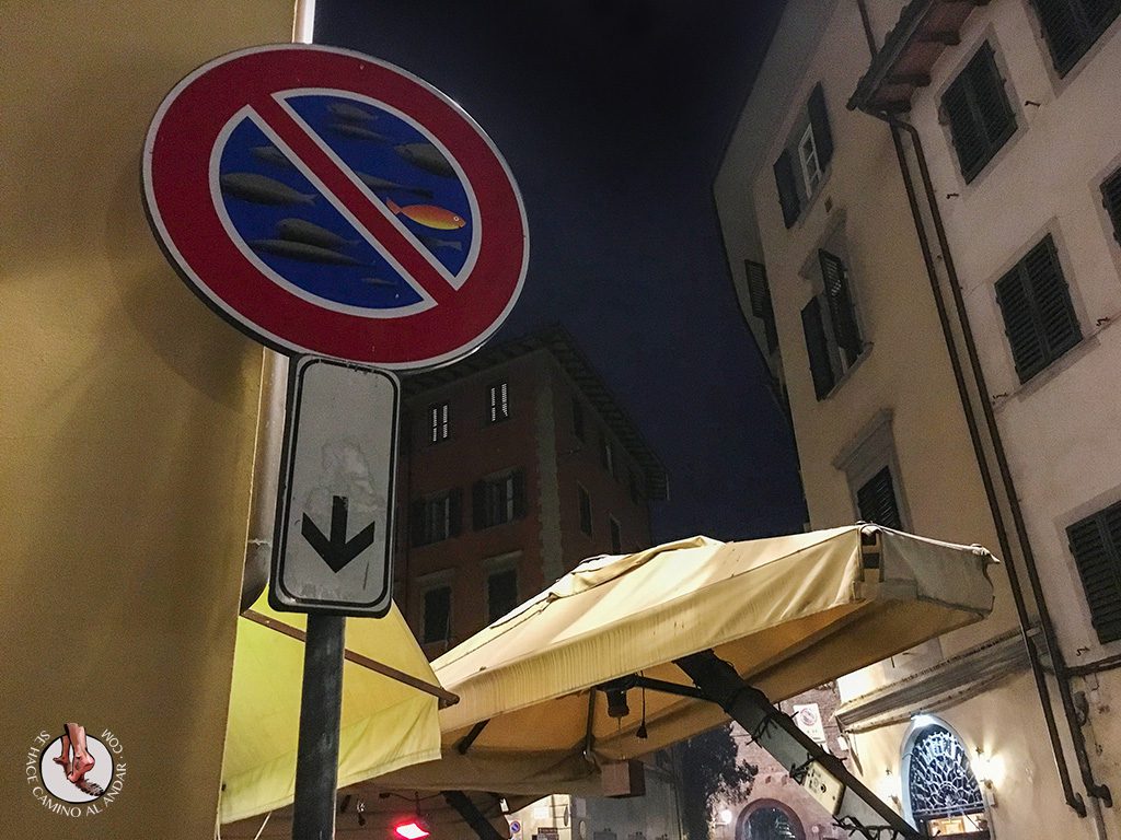 señal prohibido aparcar peces